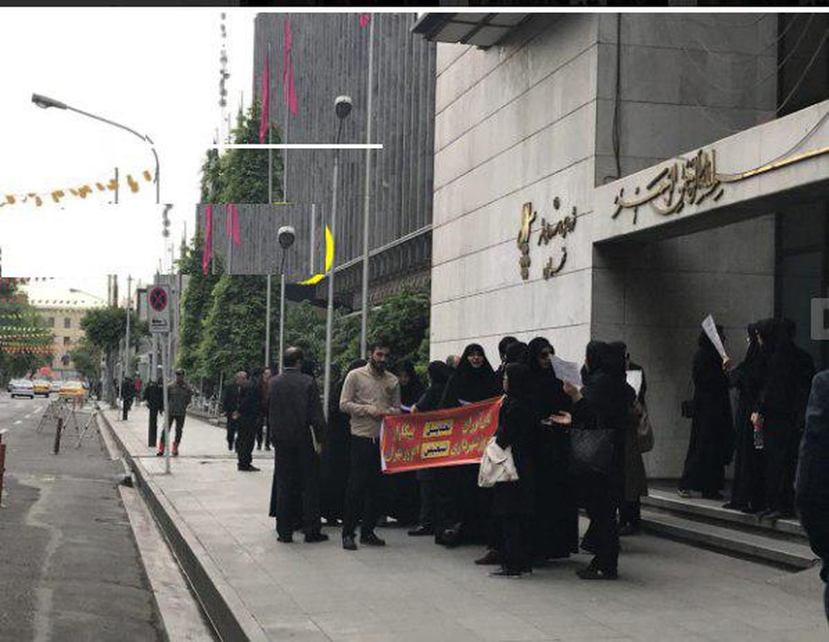 تجمع نیروهای شهرداری در اعتراض به تعدیل سیاسی
