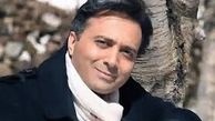 عکس مجید اخشابی با شکوفه‌های بهاری