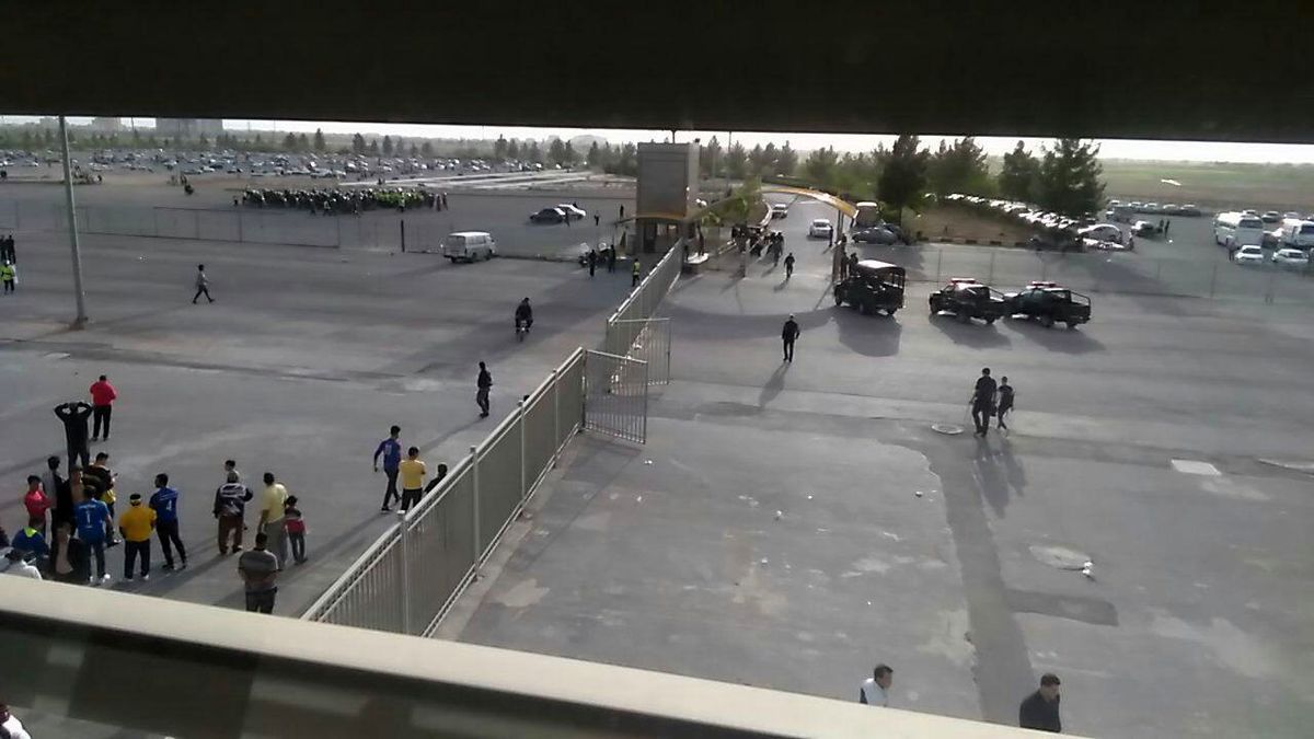 سنگ‌پراکنی به ابادانی ها ! (عکس)