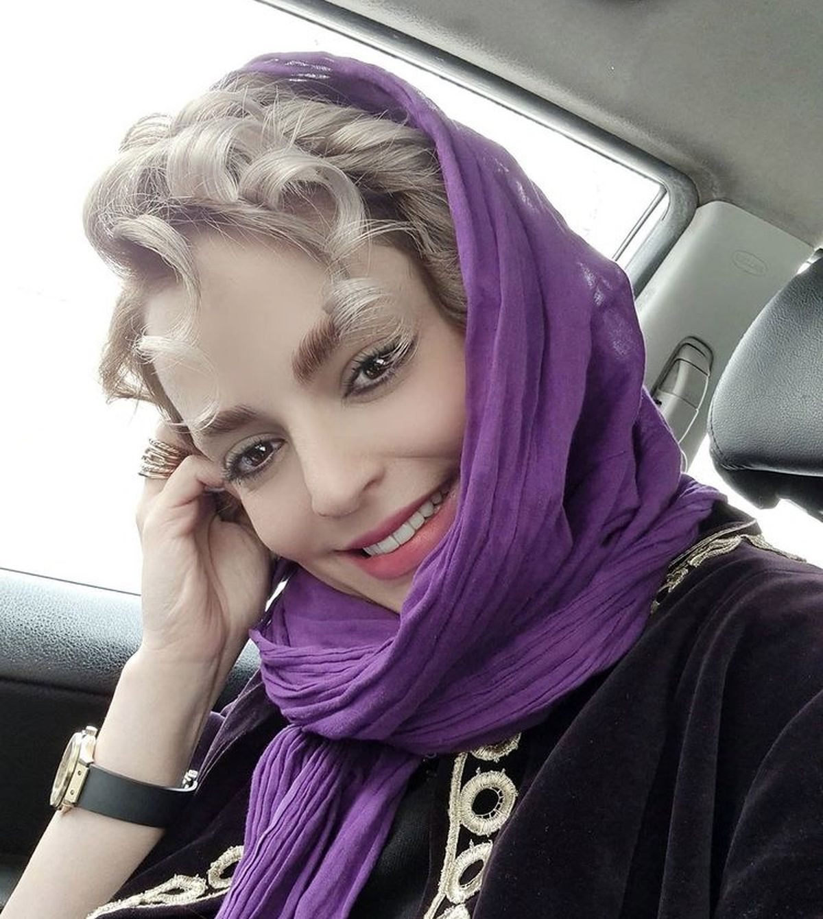 سلفی خانم بازیگر در ماشین شخصی اش + عکس
