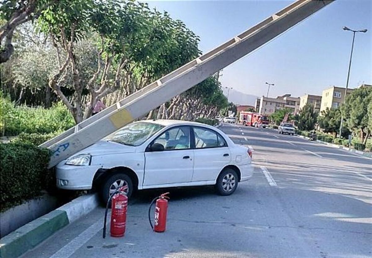 «ریو» تیر چراغ‌ برق را از جا کند + تصاویر