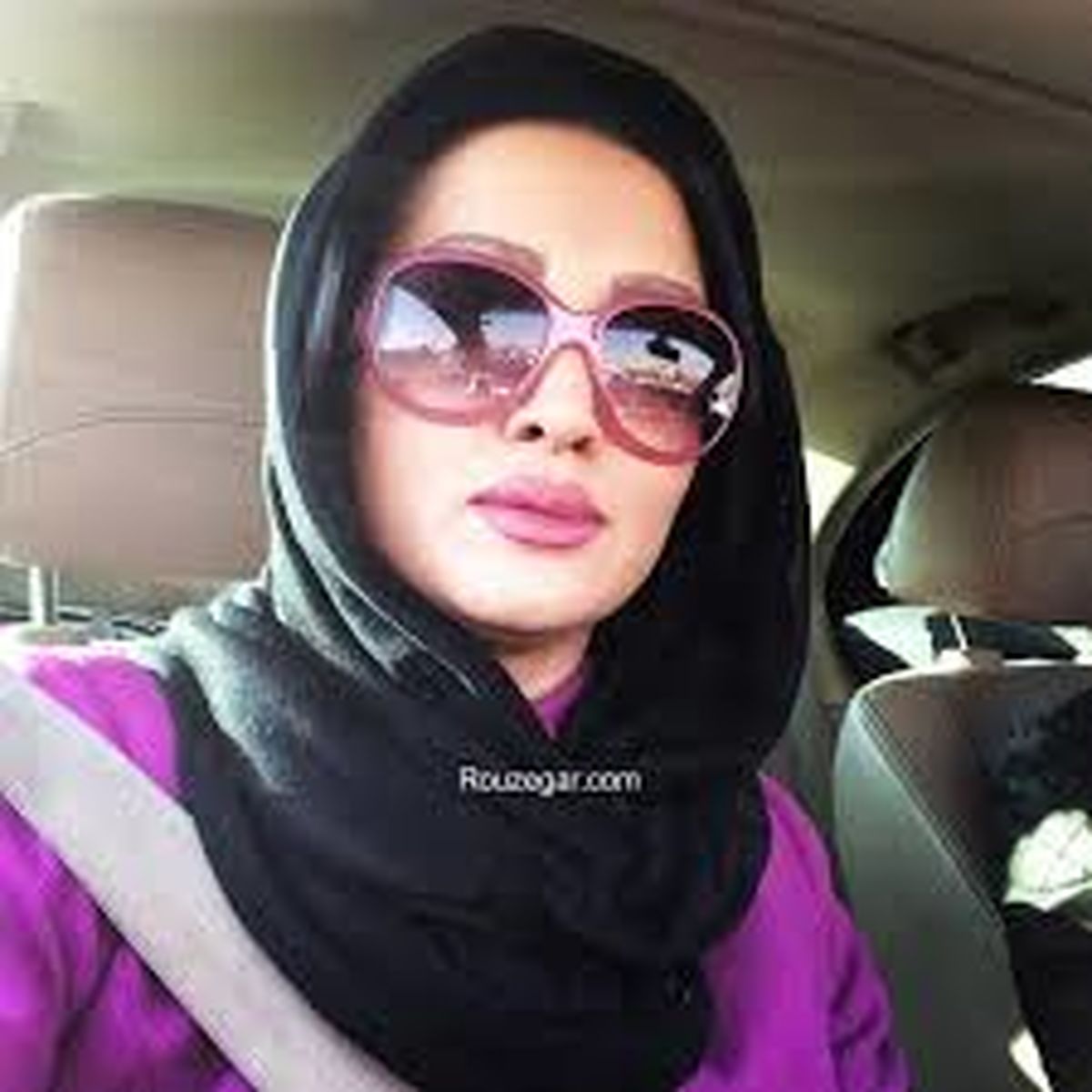 همسر و فرزندان روناک یونسی در استخر