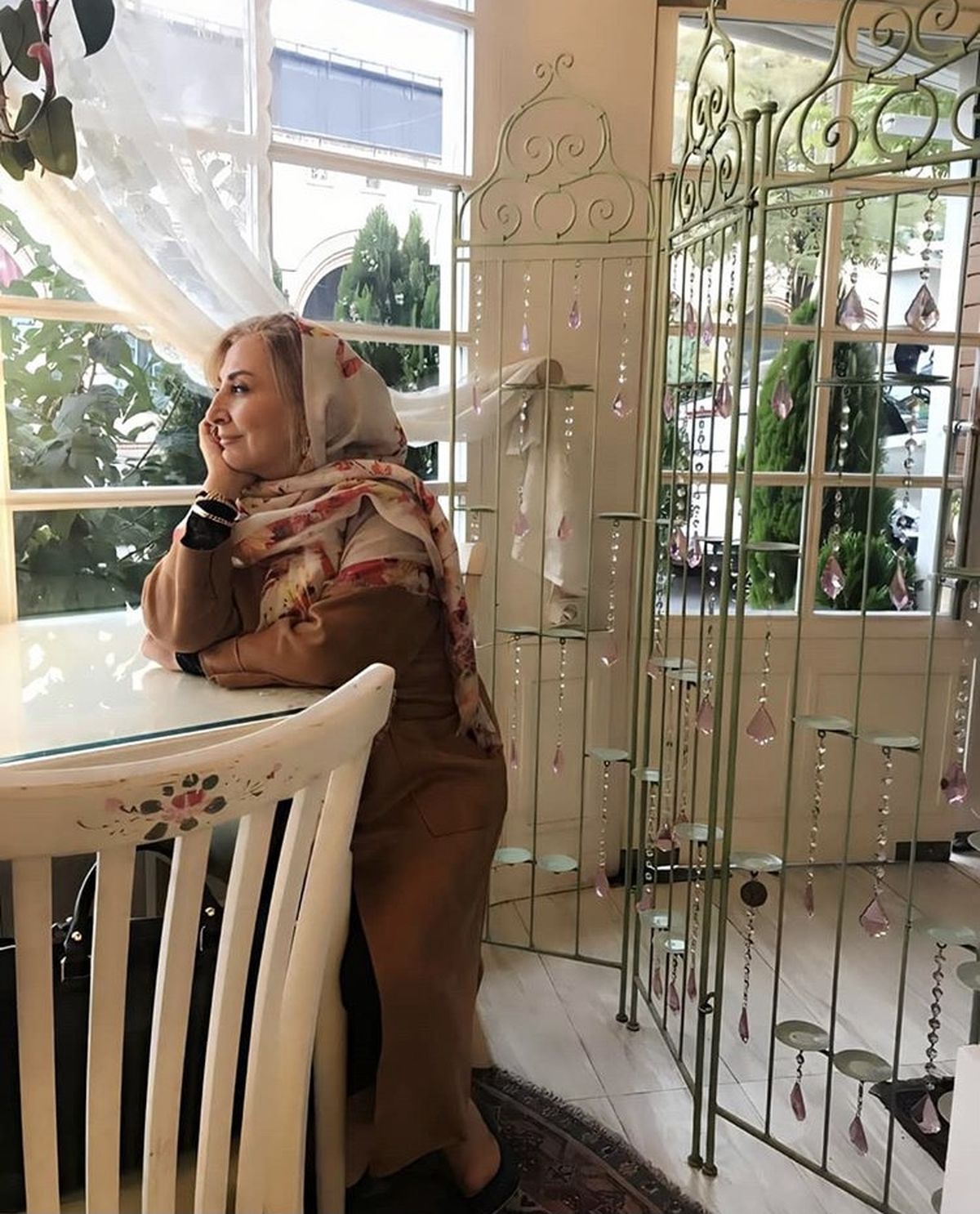 مرجانه گلچین در یک کافه + عکس