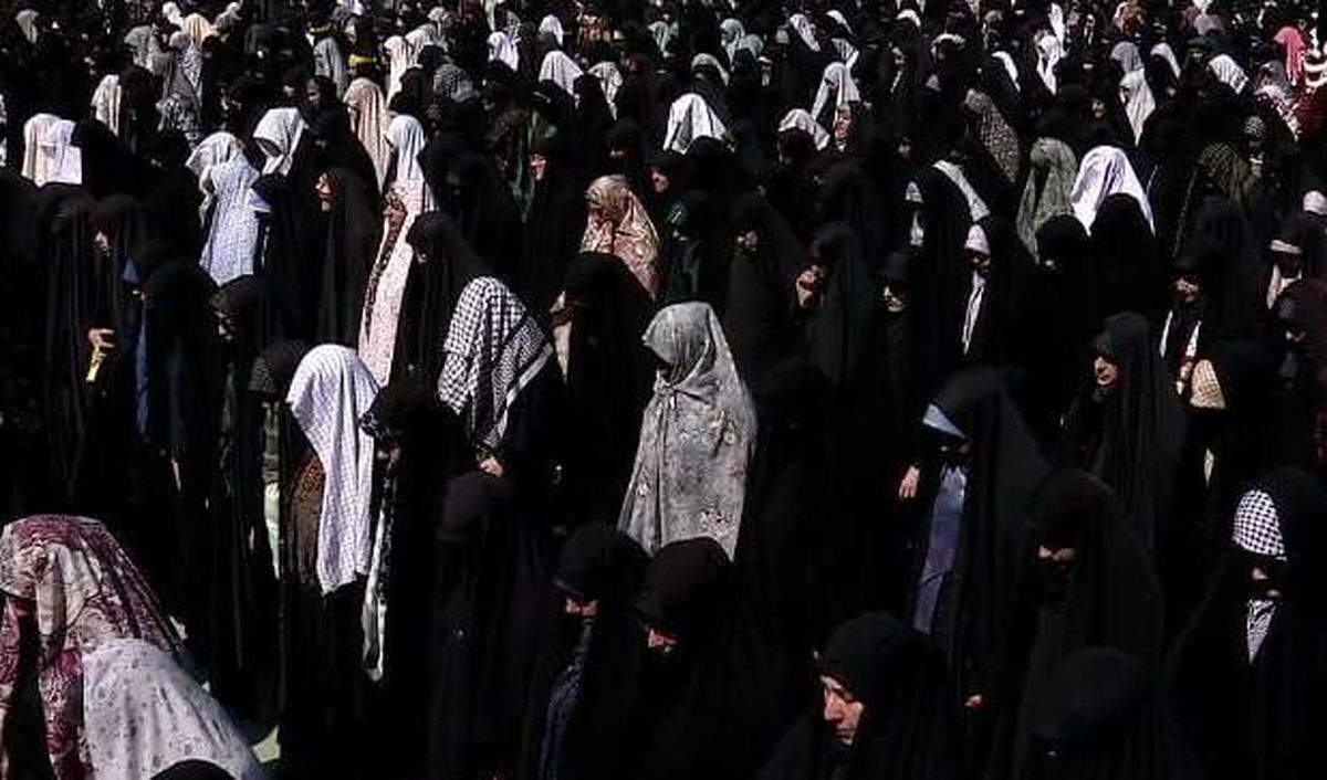 مادر شهیدی که با تخت در نماز جمعه حاضر شد + عکس