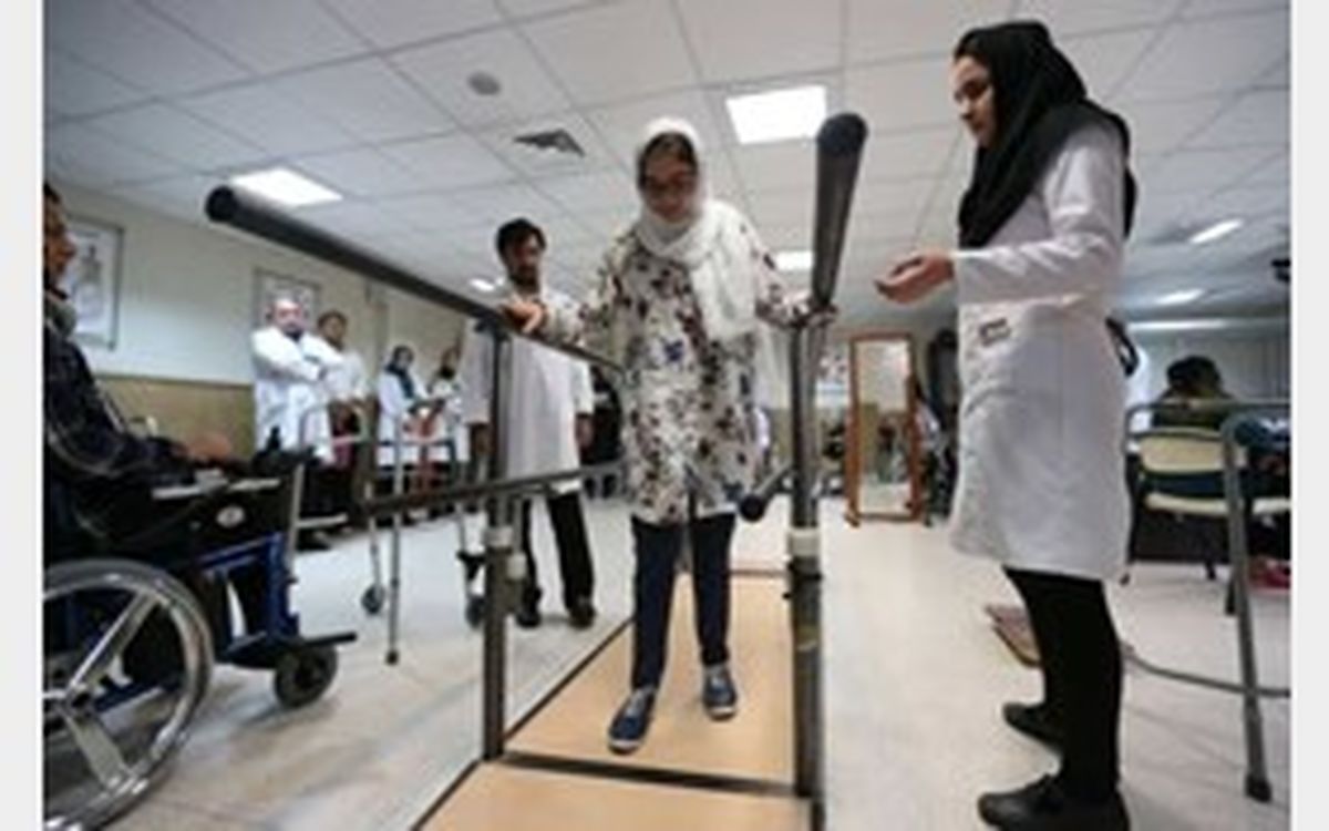 دختر فداکار کرمانشاهی راه می رود