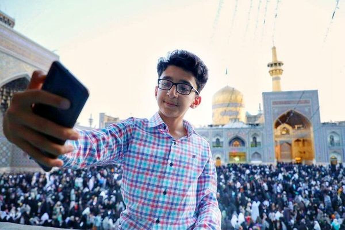 سلفی فینالیست عصر جدیدی در حرم امام رضا (ع) + عکس