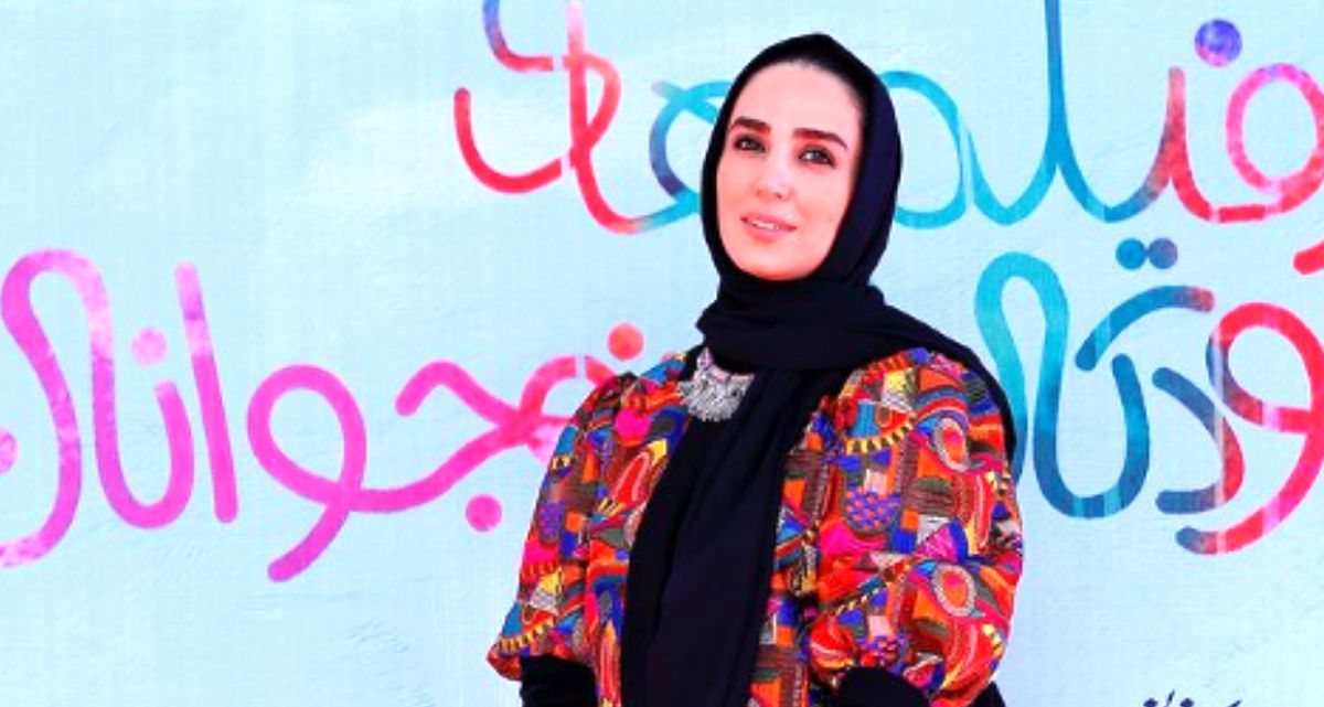 عکسی زیبا از سوگل طهماسبی با لباس زنانه جذاب و خوش رنگ