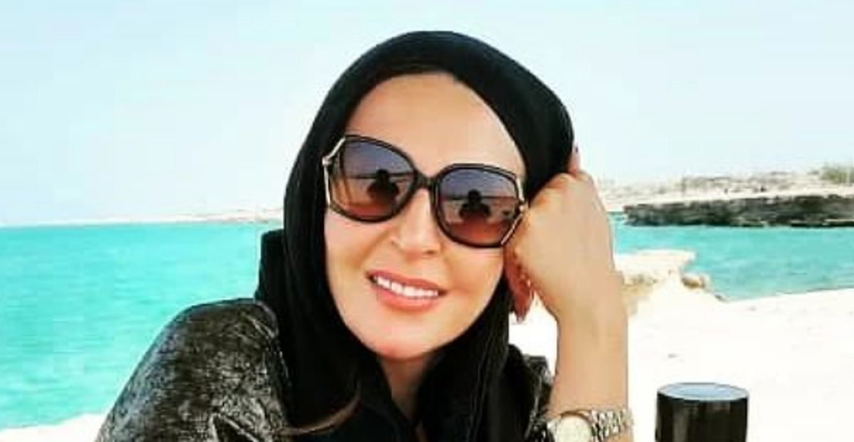 تیپ آزیتا ترکاشوند در کنار ساحل + عکس