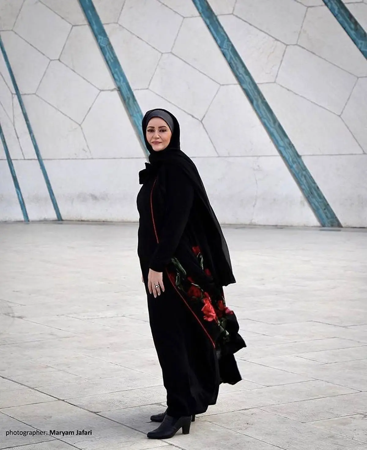 نعیمه نظام دوست در پایین برج مشهور + عکس