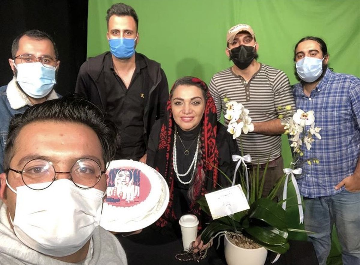 الهام پاوه نژاد در جمع عوامل نمایشش + عکس
