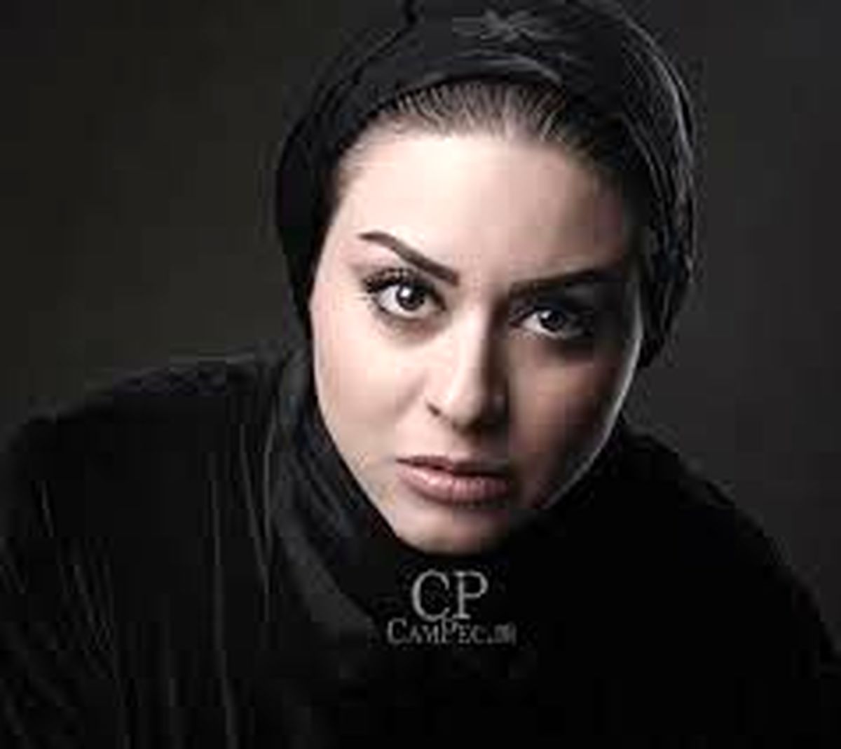  عکس زهرا اویسی در باغ و بستان