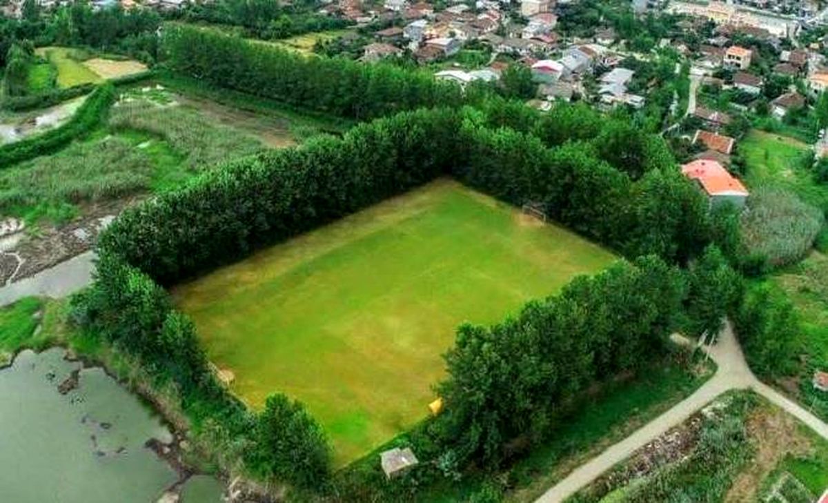 زمین فوتبال فوق العاده زیبای شمال + عکس