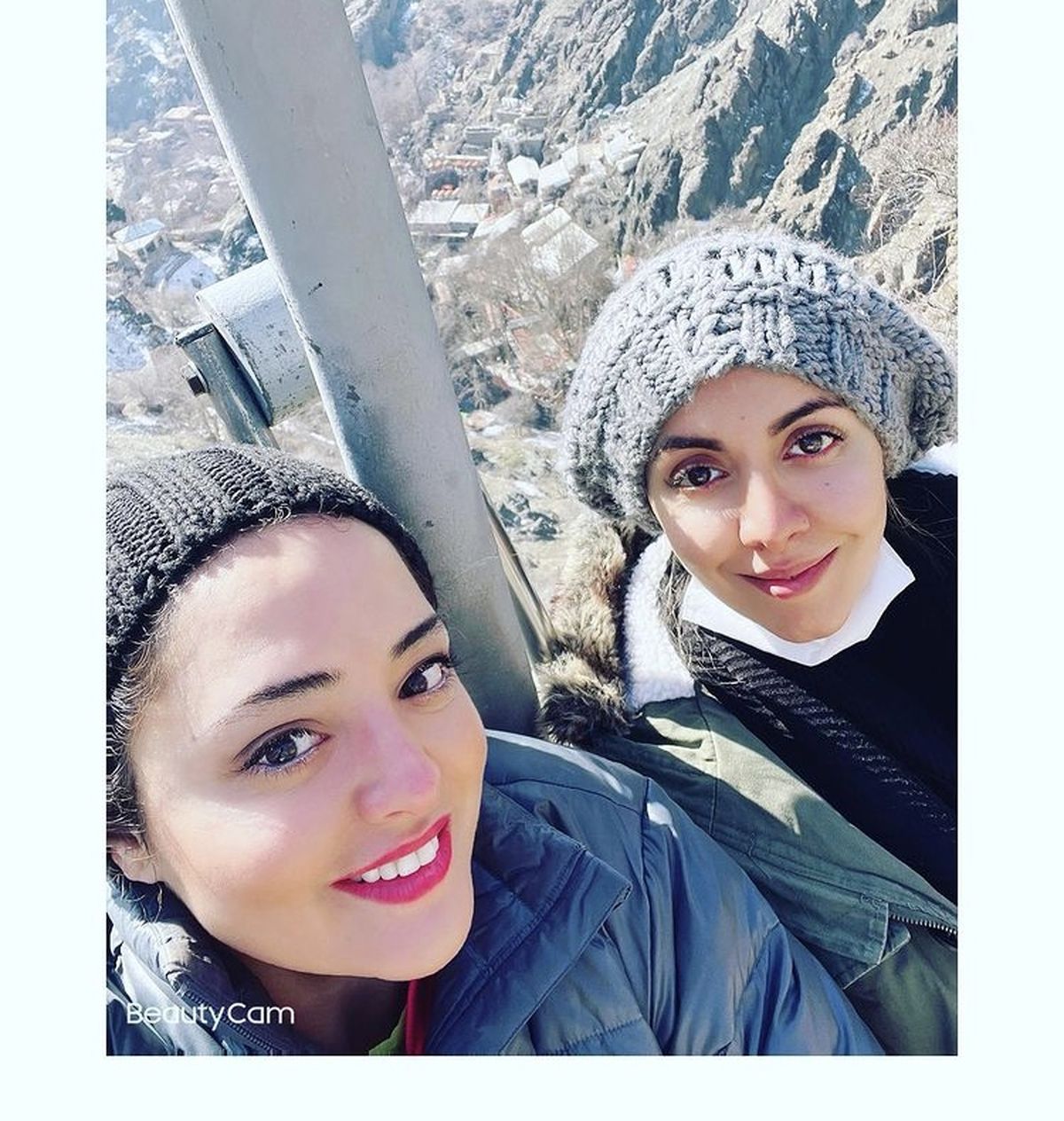 سلفی نرگس محمدی و دوستش در برف + عکس