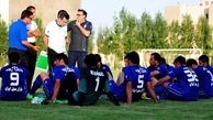 بنرعجیب هواداران در اطراف کمپ استقلال