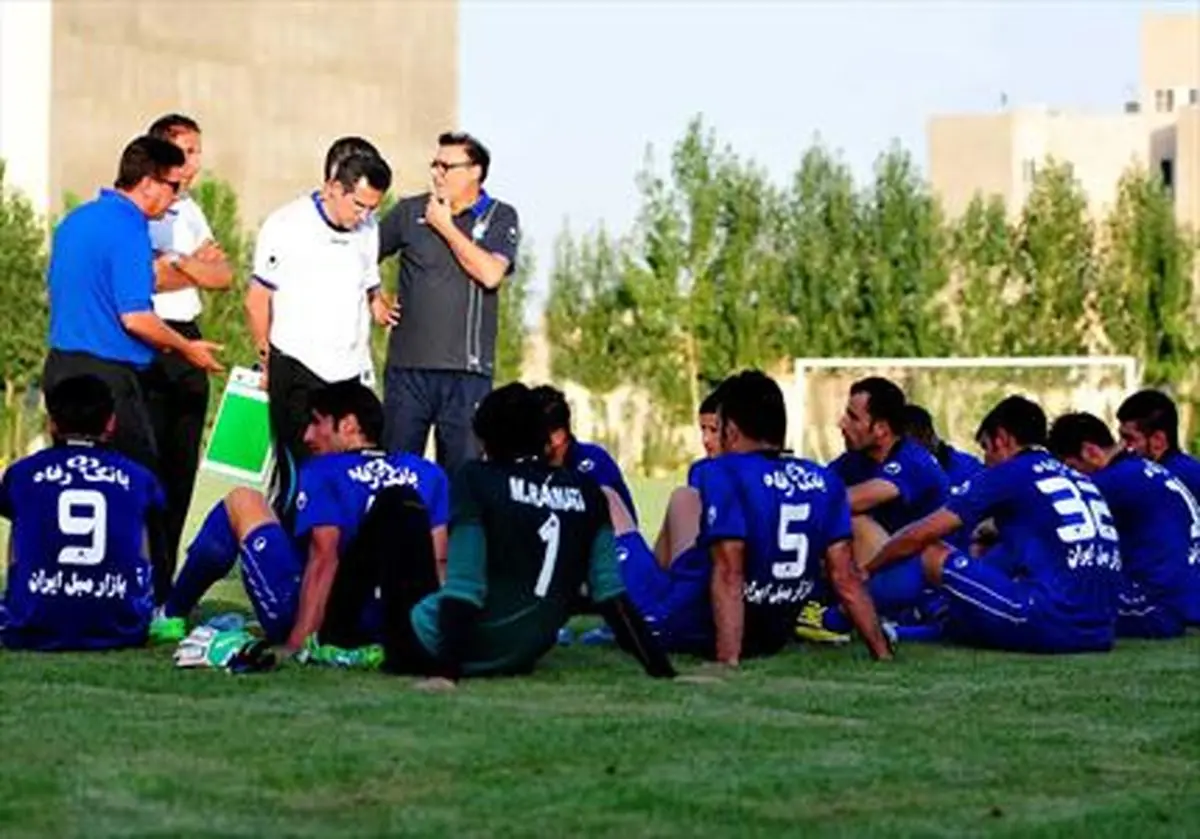 بنرعجیب هواداران در اطراف کمپ استقلال