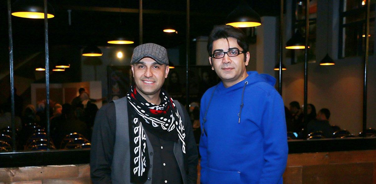 فرزاد حسنی با تیپ غیررسمی در کنار «نیما رئیسی»
