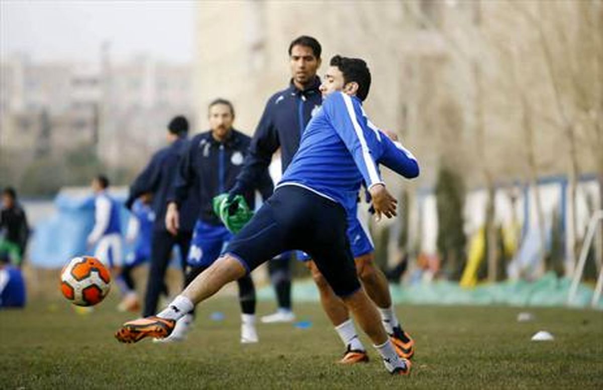 بازیکن جدید استقلال با لباس پرسپولیس به تمرین رفت!