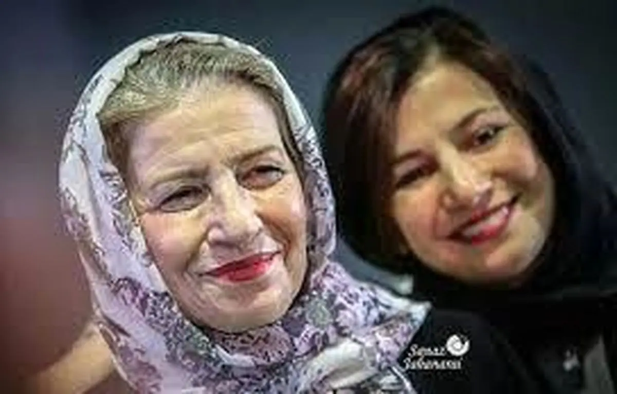  لیلی رشیدی و مادرش در کنار شاعر برجسته