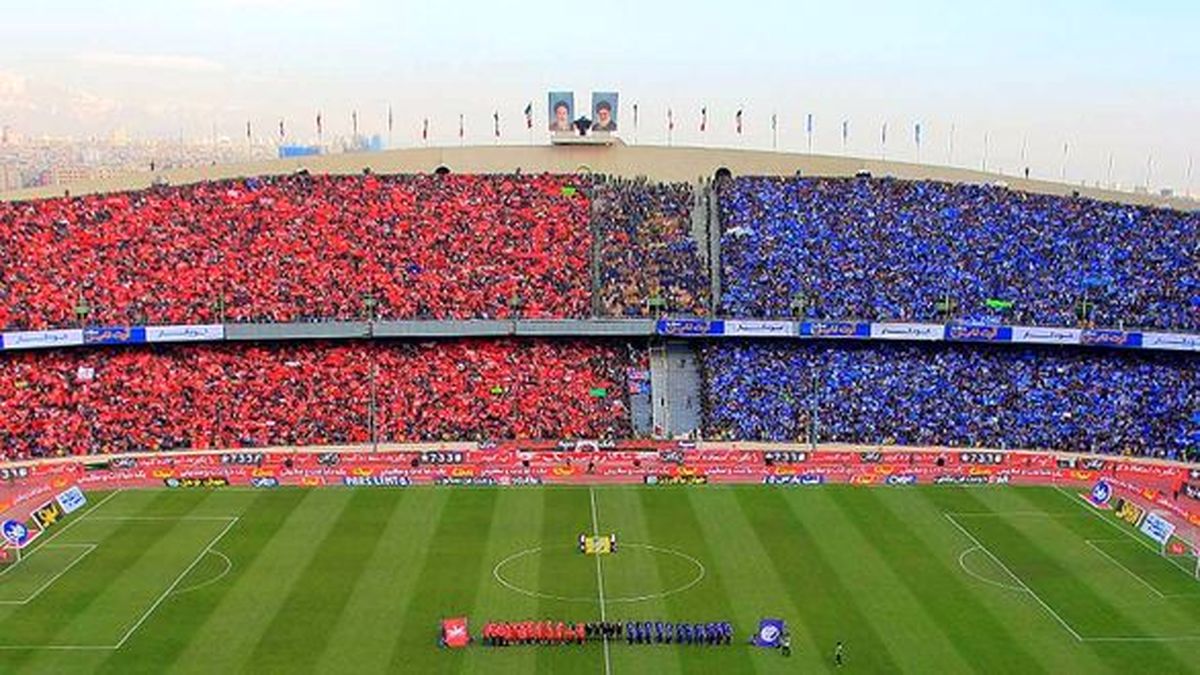 لو رفتن لباس دربی استقلال و پرسپولیس با تراکم تبلیغات! عکس