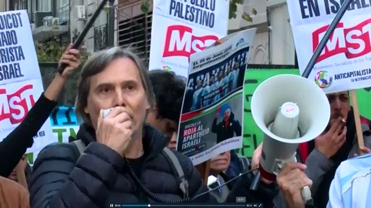  اهتزاز پرچم فلسطین مقابل ساختمان فدراسیون فوتبال+تصاویر
