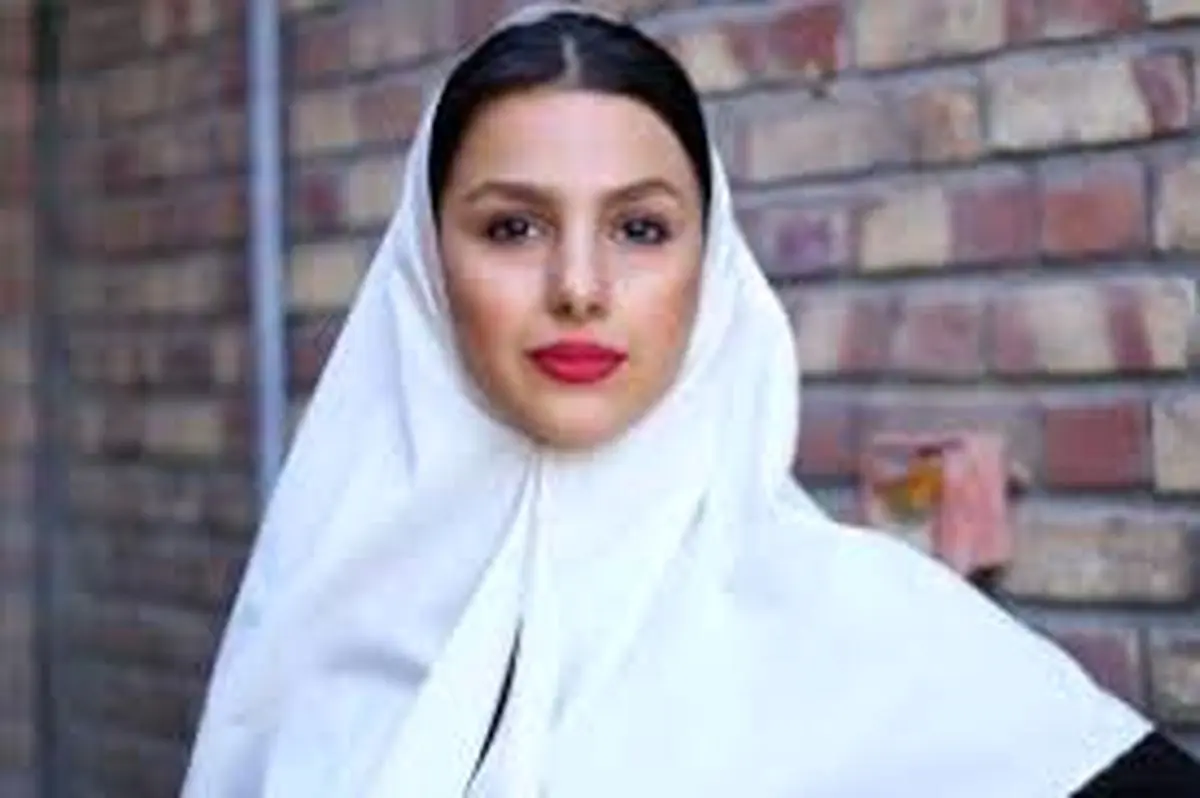 جوانه دلشاد با ژست خندان