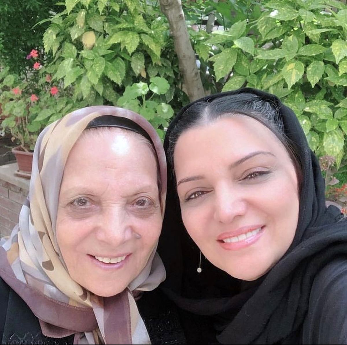 الهام پاوه نژاد در کنار مادرش + عکس