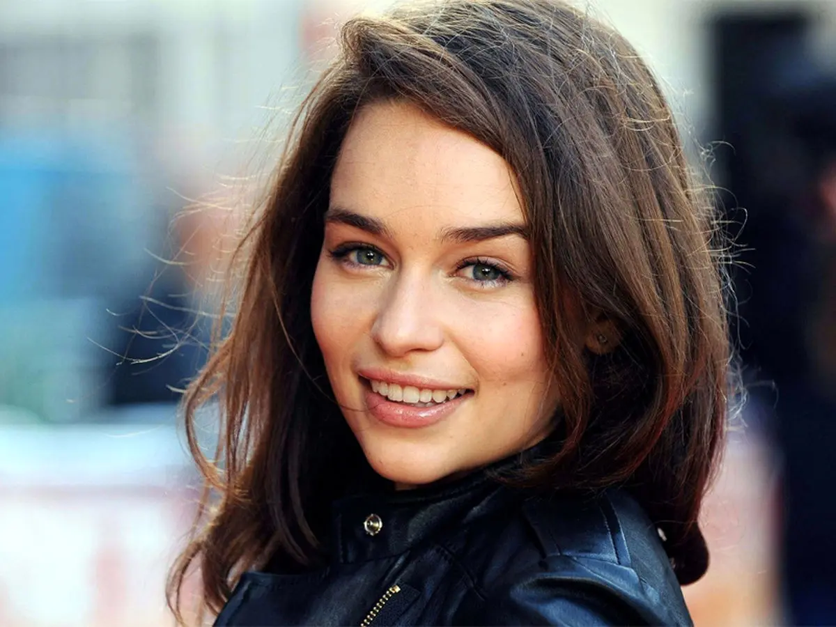 مصائب «امیلیا کلارک»؛ ماجرای خونریزی های مغزی دنریس تارگرینِ «بازی تاج و تخت»
