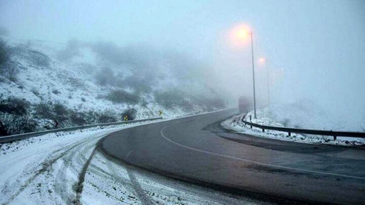 لغزندگی جاده‌های ۸ استان به دلیل بارش‌ برف و باران
