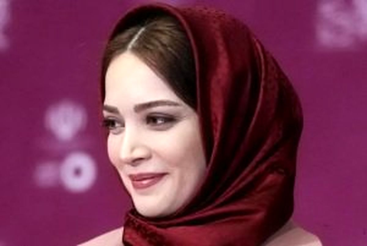 بهنوش طباطبایی در کنار یک آدم برفی غول پیکر در اردبیل! عکس