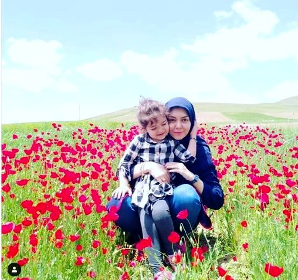 آزاده نامداری و دخترش در دشت پر شقایق + عکس