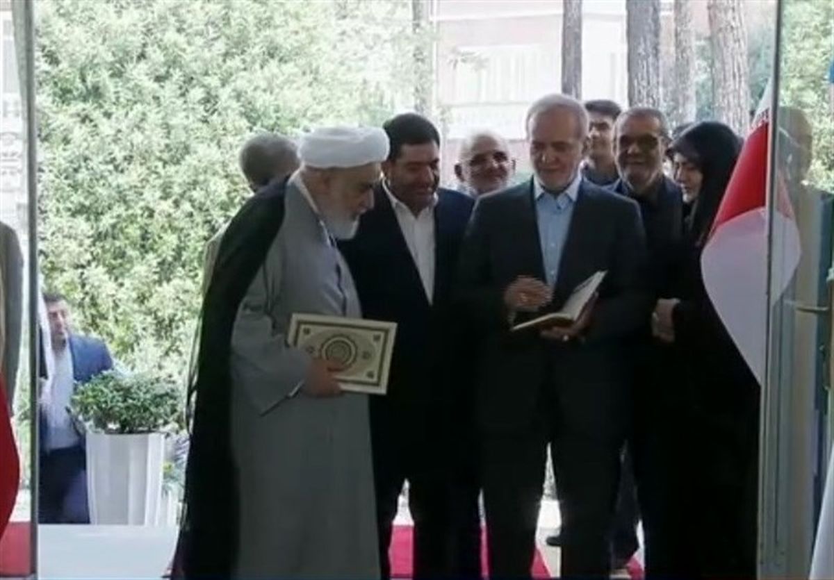 یک اتفاق جالب در شروع ریاست جمهوری پزشکیان + ویدئویی از همراهی زهرا پزشکیان با پدر