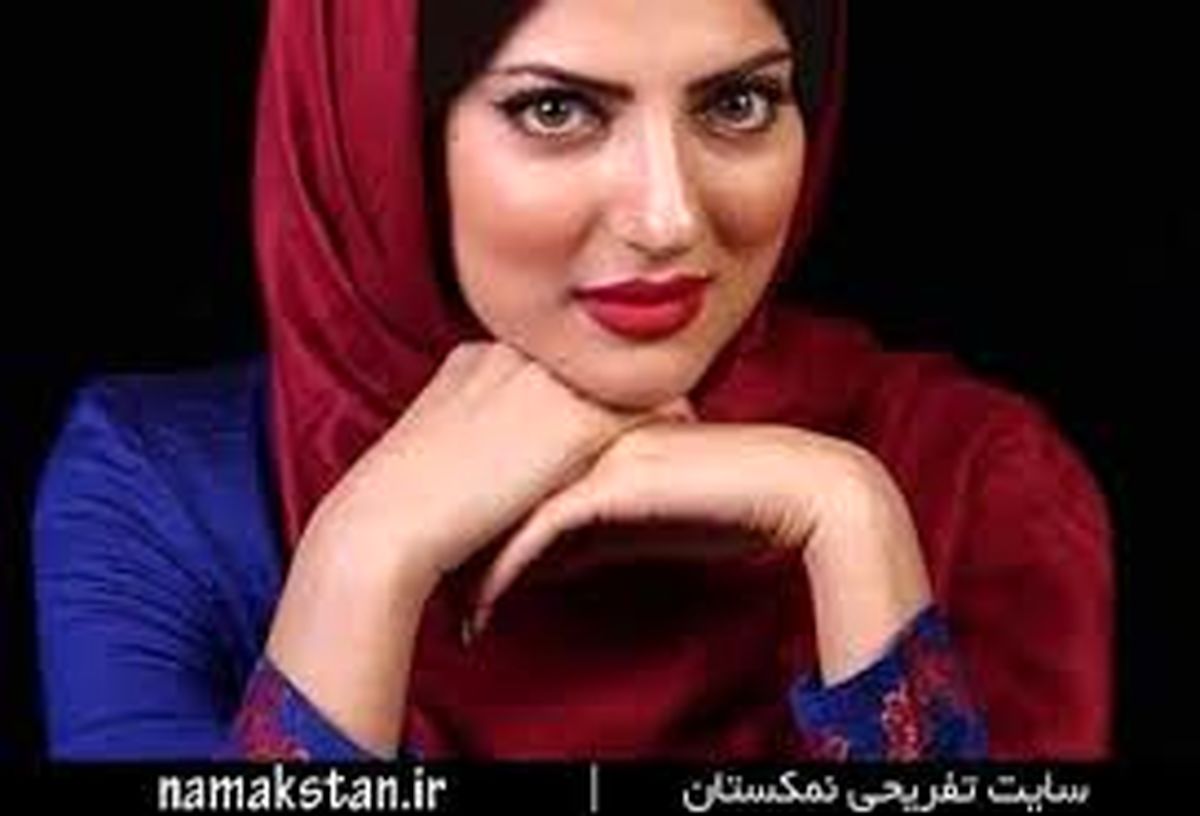 خانم بازیگر در کنار کلیسای نتردام