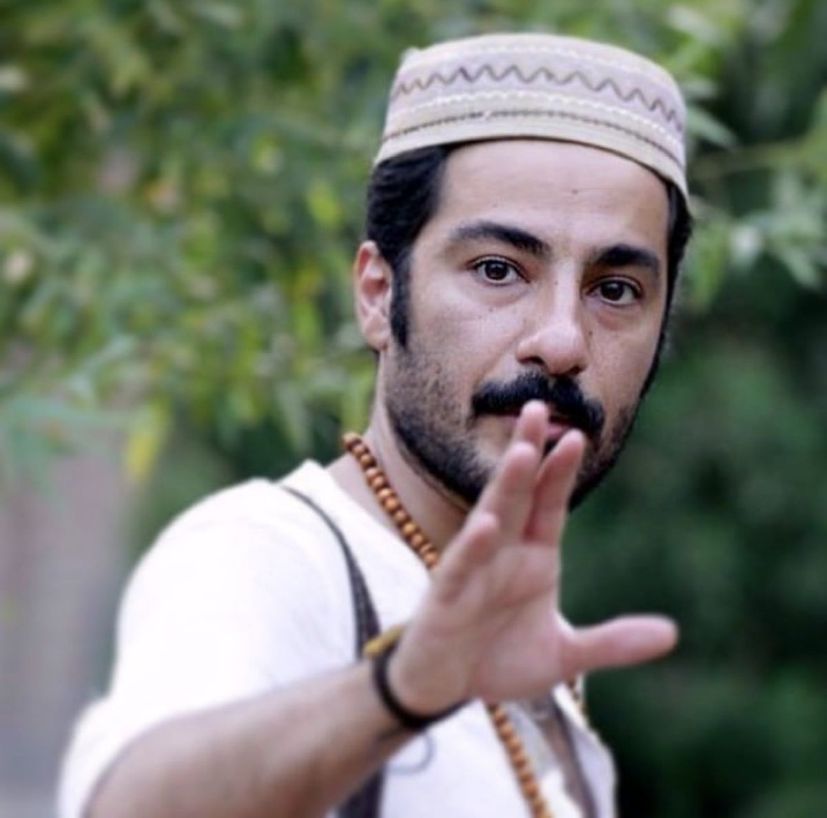 نوید محمدزاده با کلاهی سنتی + عکس