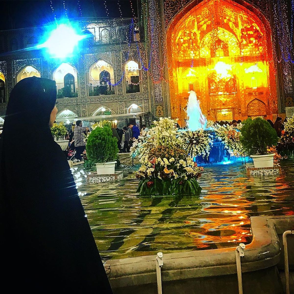عکس سحر قریشی با چادر در حرم امام رضا(ع)