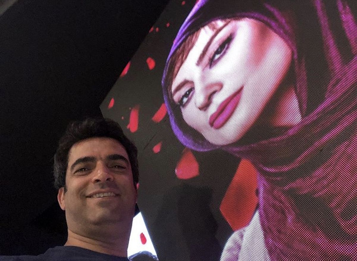 سلفی آقای کارگردان با پوستر همسر مشهورش + عکس