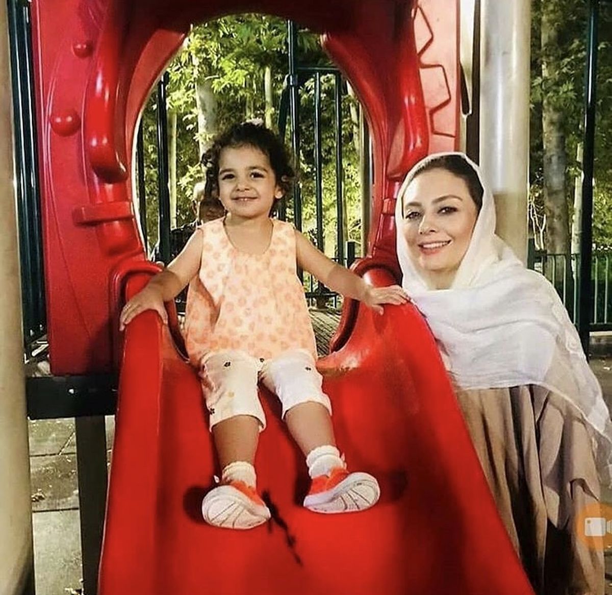 یکتا ناصر و‌دخترش در حال سرسره بازی + عکس