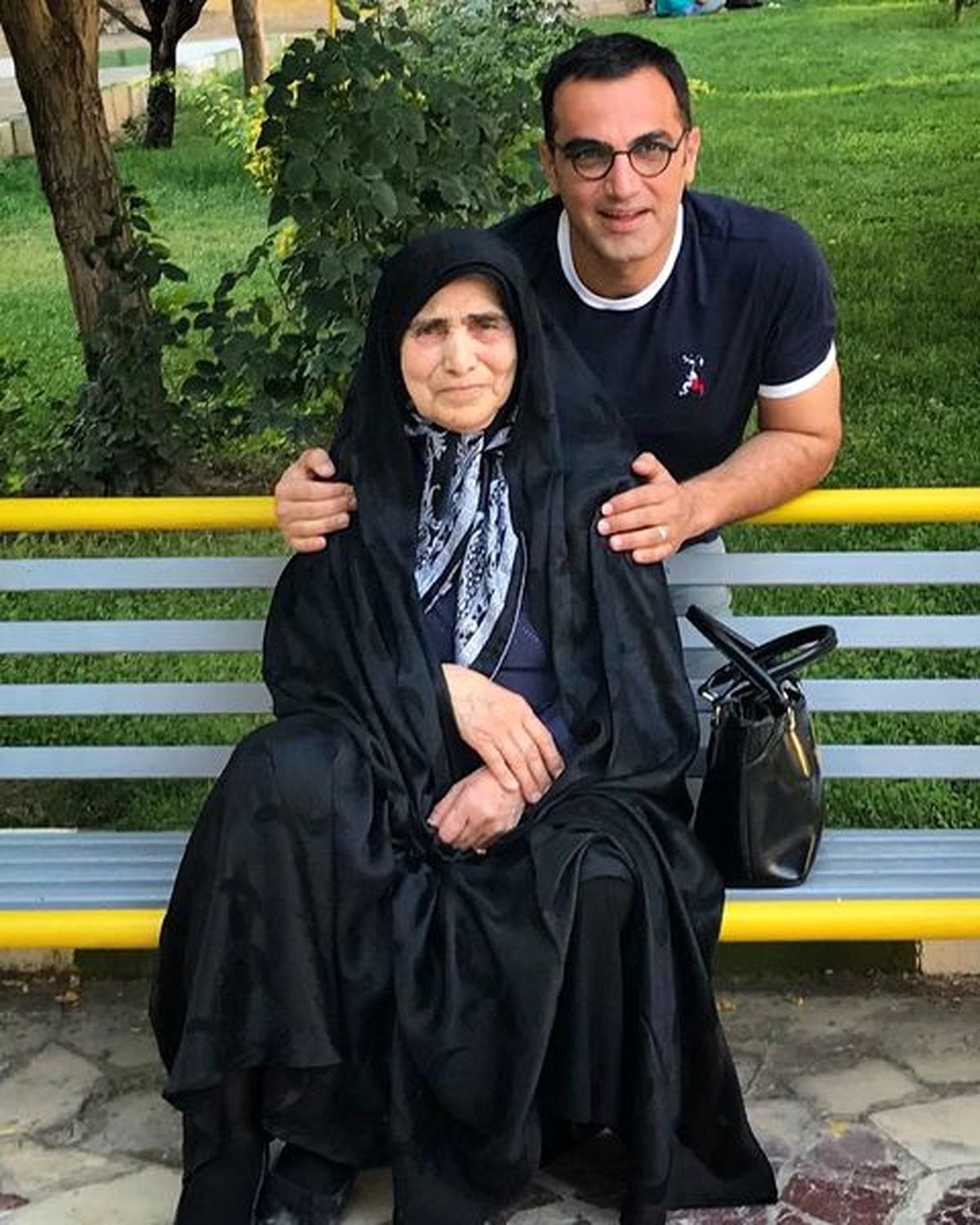 کوروش سلیمانی و مادر عزیزش در پارک + عکس