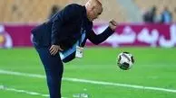 منصوریان روی چمن روی دو پای خود نشست