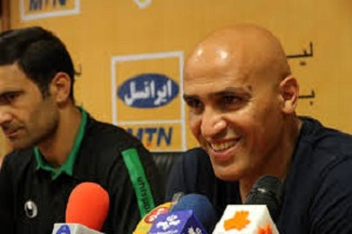 منصوریان پا به توپ شد؛ کری خواند و خندید