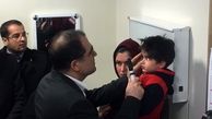 معاینه چشمان پسر ۴ ساله البرزی توسط وزیر بهداشت