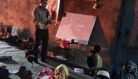 معلمی که برای کودکان کار تدریس می کند + عکس
