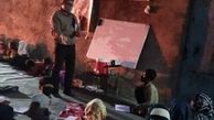 معلمی که برای کودکان کار تدریس می کند + عکس
