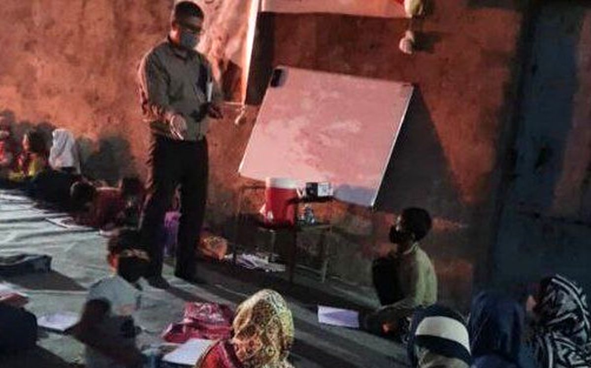 معلمی که برای کودکان کار تدریس می کند + عکس