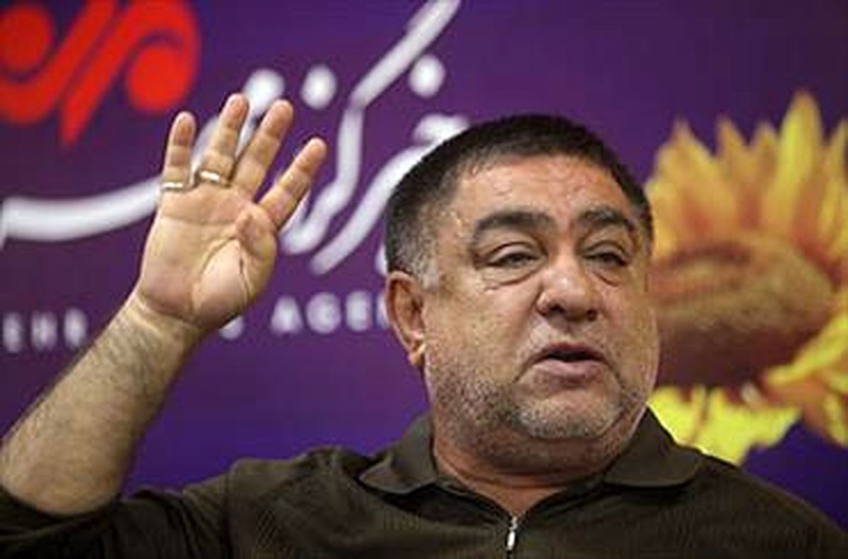 یک دست پشت تیم فجر است