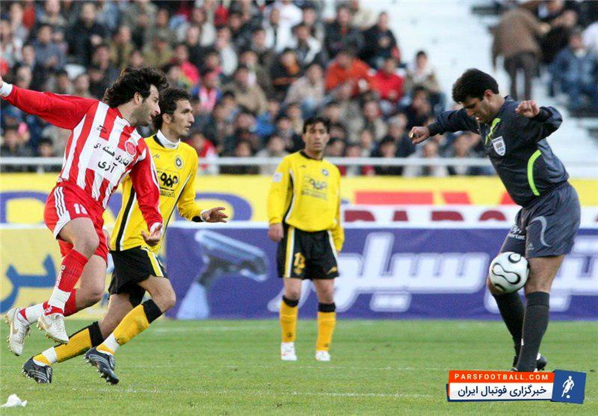 داور جنجالی بازی بین پرسپولیس و سپاهان را سوت می زند