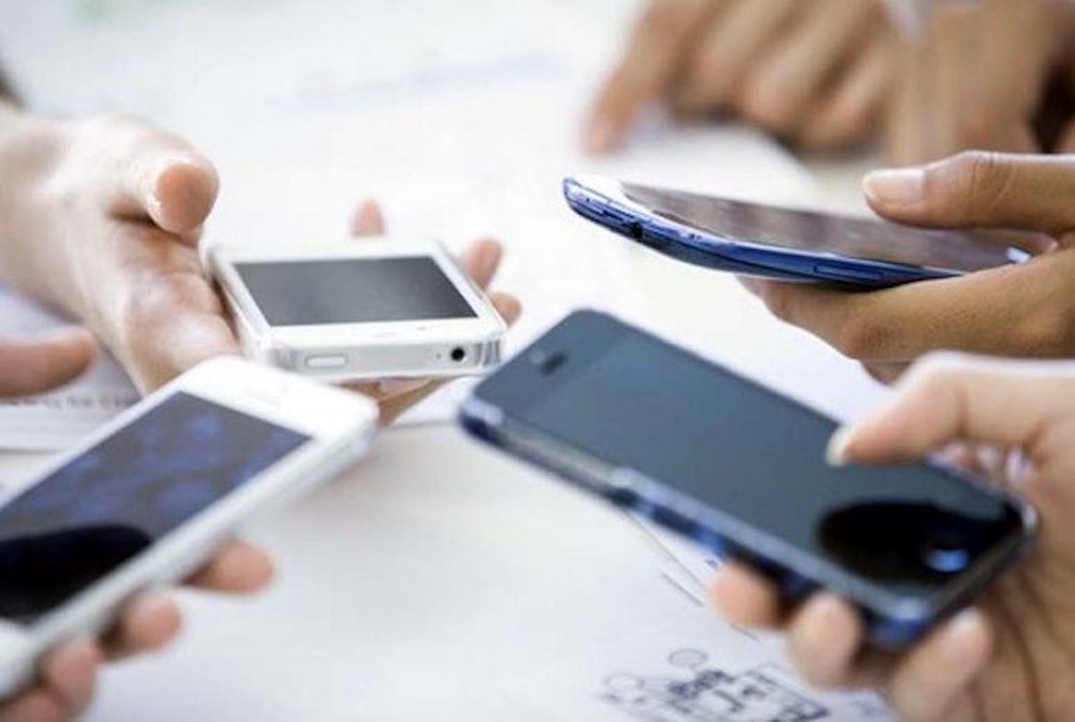 آیا تلفن همراه موجب انتقال کرونا می‌شود؟