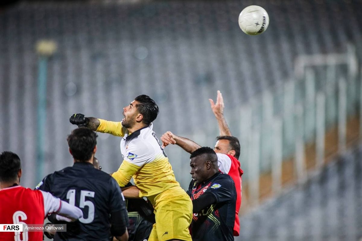 بازیکنان پرسپولیس باید چند کارت قرمز می‌گرفتند