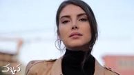 دنیز بایسال در حال آفتاب گرفتن/عکس