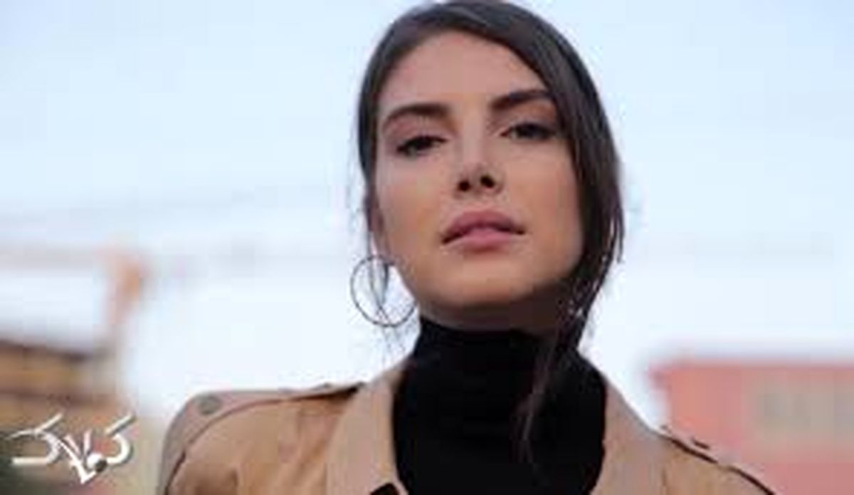 دنیز بایسال در حال آفتاب گرفتن/عکس