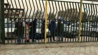 دختران آبی پشت درب‌های بسته